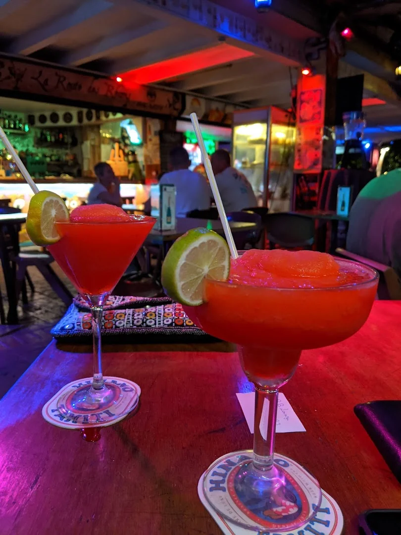 Deux daïquiris fraise avec citron vert, ambiance lounge