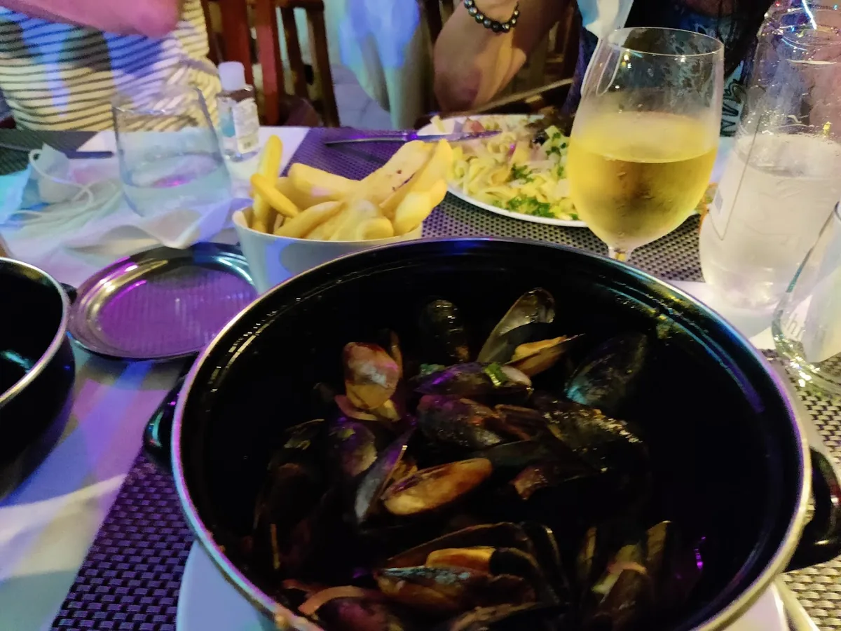 Cocotte de moules marinière, frites maison, verre de vin blanc