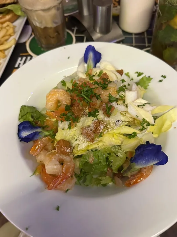 Salade composée aux crevettes, fleurs de pois bleues, vinaigrette